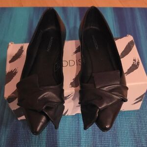 Madison Black Pointed Knot Flats Size 8.5